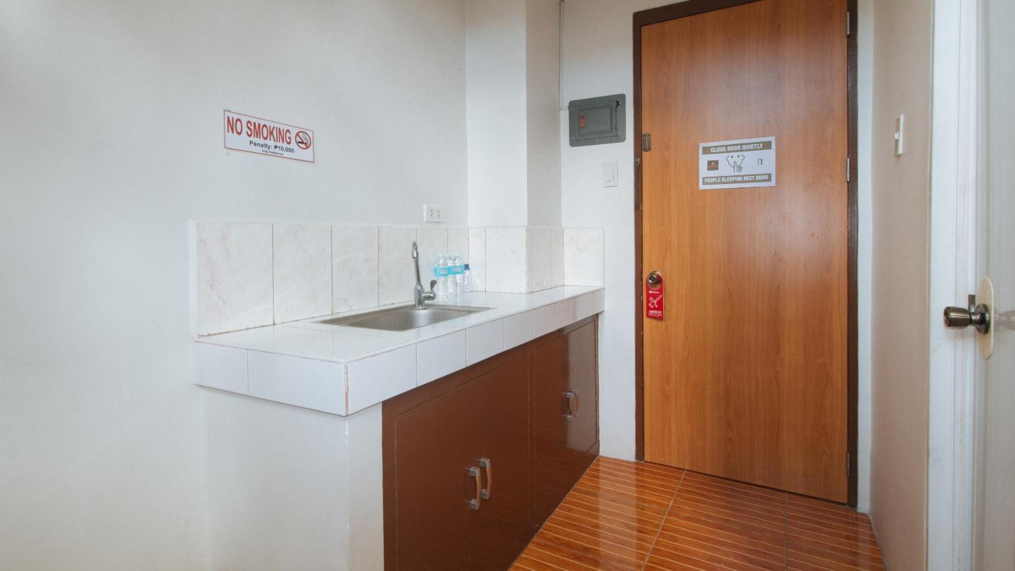 Reddoorz At Goldentown Hotel Davao City Экстерьер фото